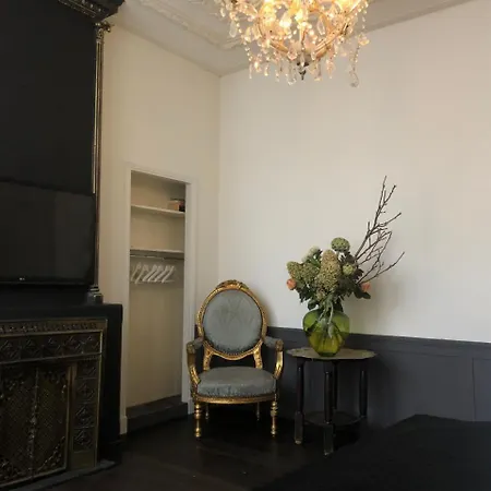 לינה וארוחת בוקר Canal House 1680